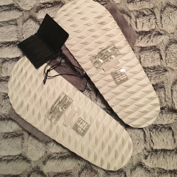 F21 Lavender Faux Fur Slides - Picture 4 of 4
